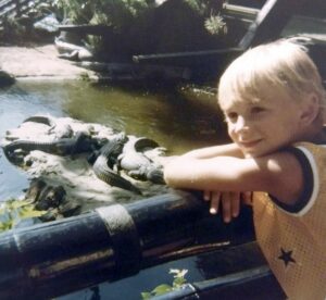 Dave Eaton family~ 1977c, CA zoo, Kelly looking at alligators